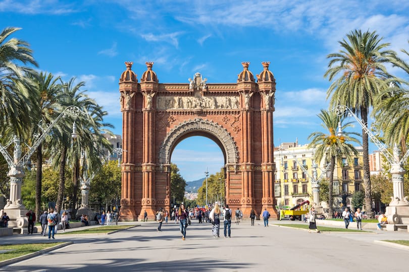 BCNMix: Guided English-Language Social Experiences in Barcelona